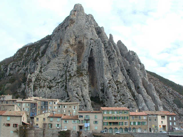 The rock of la Baume, used by climbing enthusiasts...14 km from Laragne!